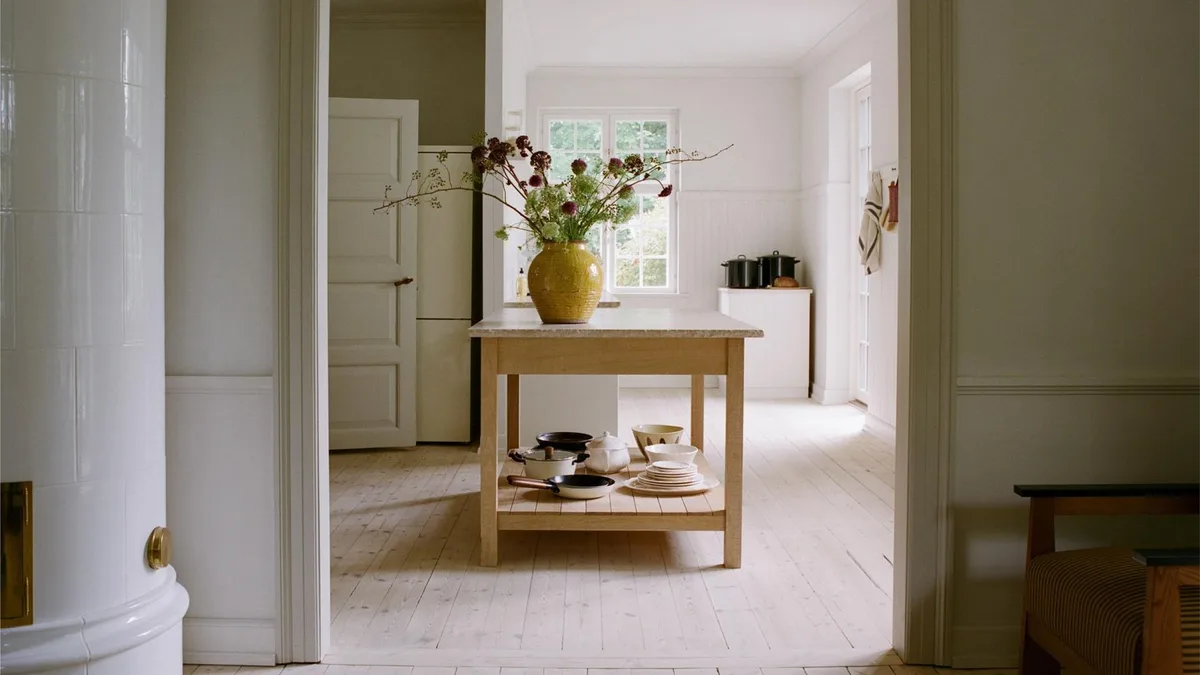 Tu casa no necesita más muebles, sino mejores: la tendencia deco que apuesta por espacios más ligeros y personales
