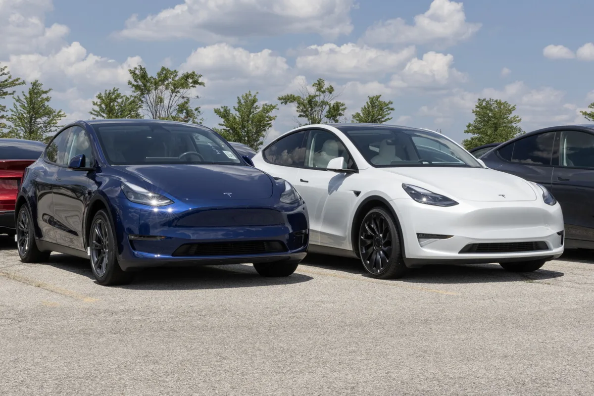 No es solo Tesla: 8 automotrices chinas retiran millones de autos por una falla que podría atraparte durante un choque