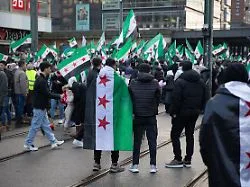 Schnelle Rückkehr nach Syrien? : Dobrindt will Schutz für Syrer beenden - Chaos droht