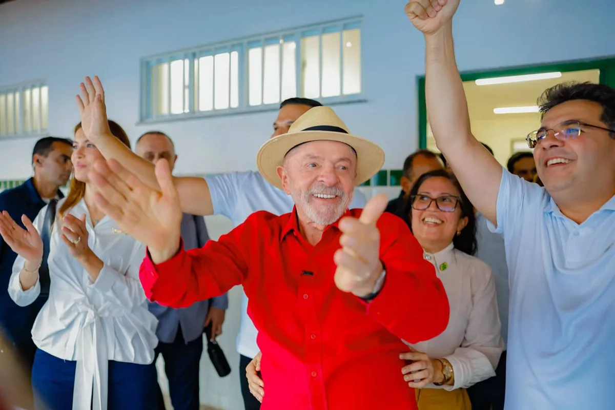 Lula pede em live que militância dissemine 'verdade' contra 'negacionistas' e ignora crise no STF