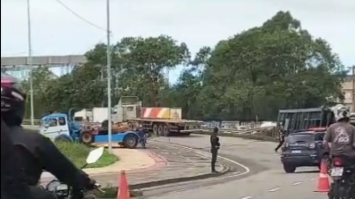 Carga de caminhão interdita trecho da Leste-Oeste em Vila Velha