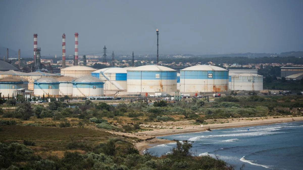 Des dizaines de pêcheurs bloquent un dépôt pétrolier à Fos-sur-Mer pour protester contre la hausse des prix du carburant
