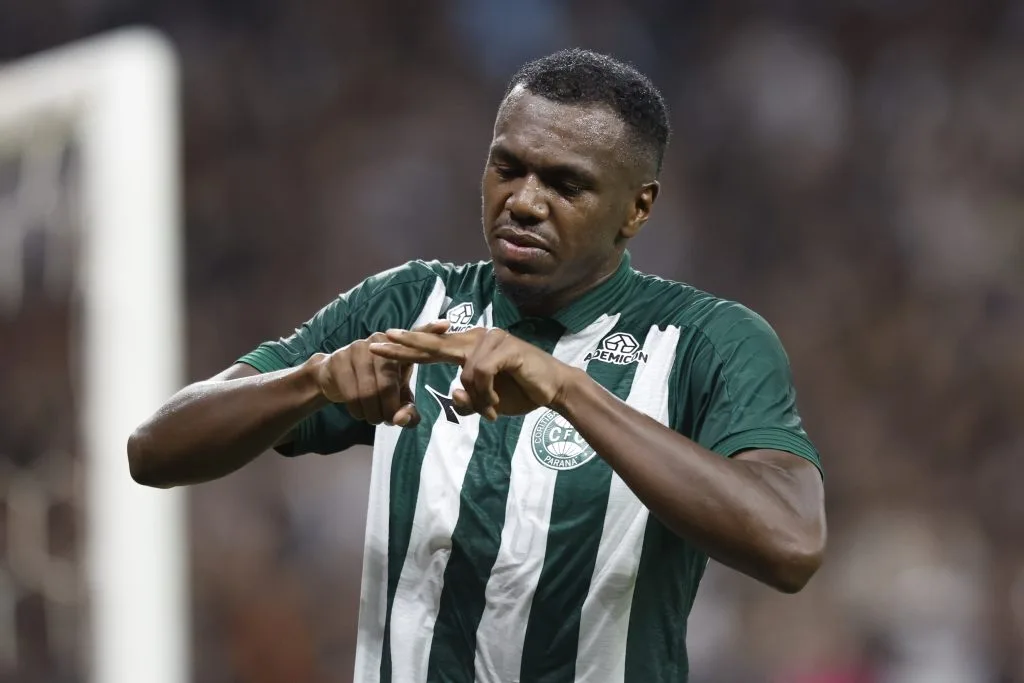 Jacy revela o que passou pela cabeça antes de queda inesperada no Couto Pereira