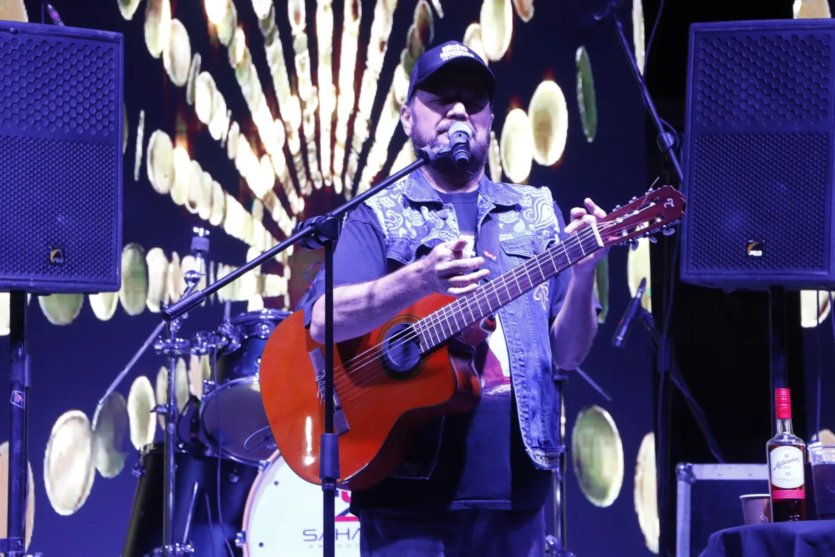 Nicho Hinojosa convierte Parras en una noche de bohemia, nostalgia y canciones