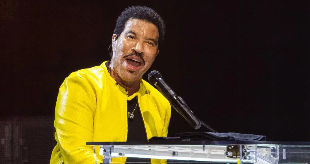 Lionel Richie vuelve al hospital tras sentirse mal durante un concierto