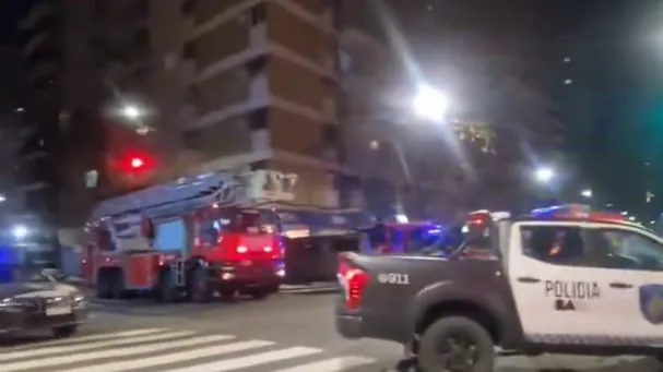 Dos hombres atrincherados en un departamento de Recoleta: la policía entró por la ventana de un piso 14 para reducirlos