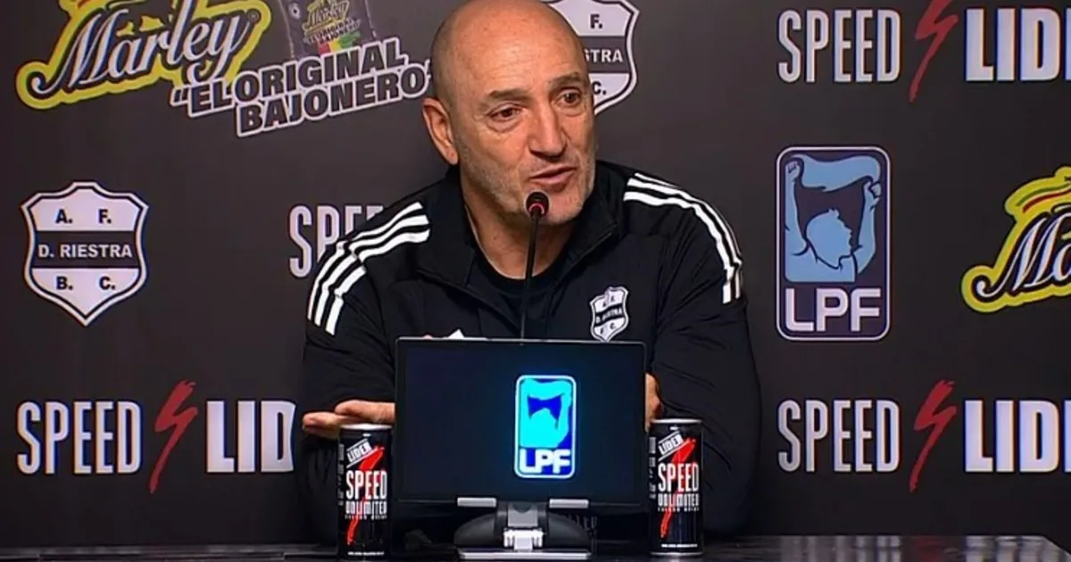 La durísima respuesta del DT de Riestra a Guillermo tras las polémicas: "Se viven quejando, al Melli lo conocemos"