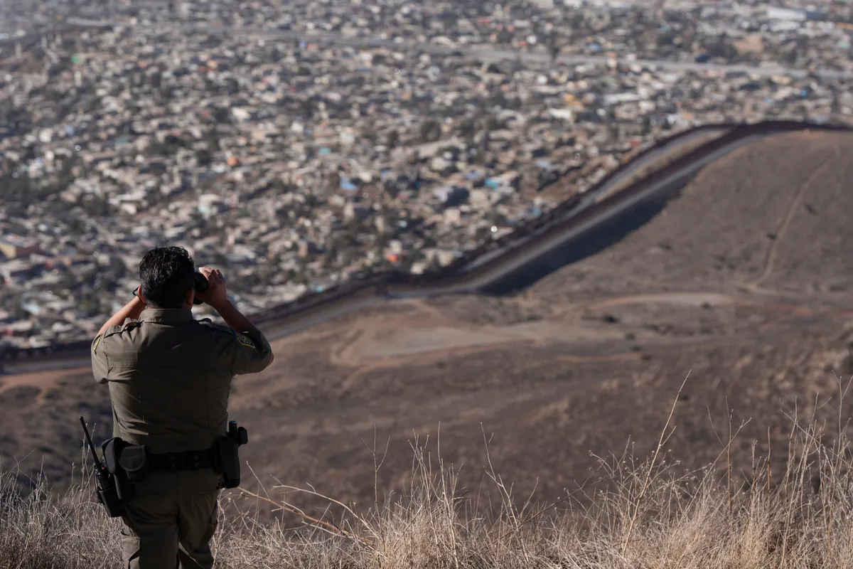 Estados Unidos prohíbe el vuelo de drones en la frontera con México y advierte que los derribará con armas de energía dirigida