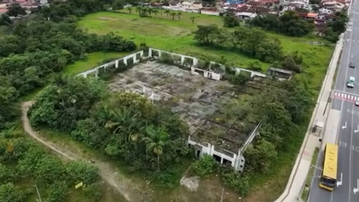 Há mais de uma década, prédio de antiga fábrica falida em Joinville vira retrato do abandono, com paredes pichadas e rachaduras