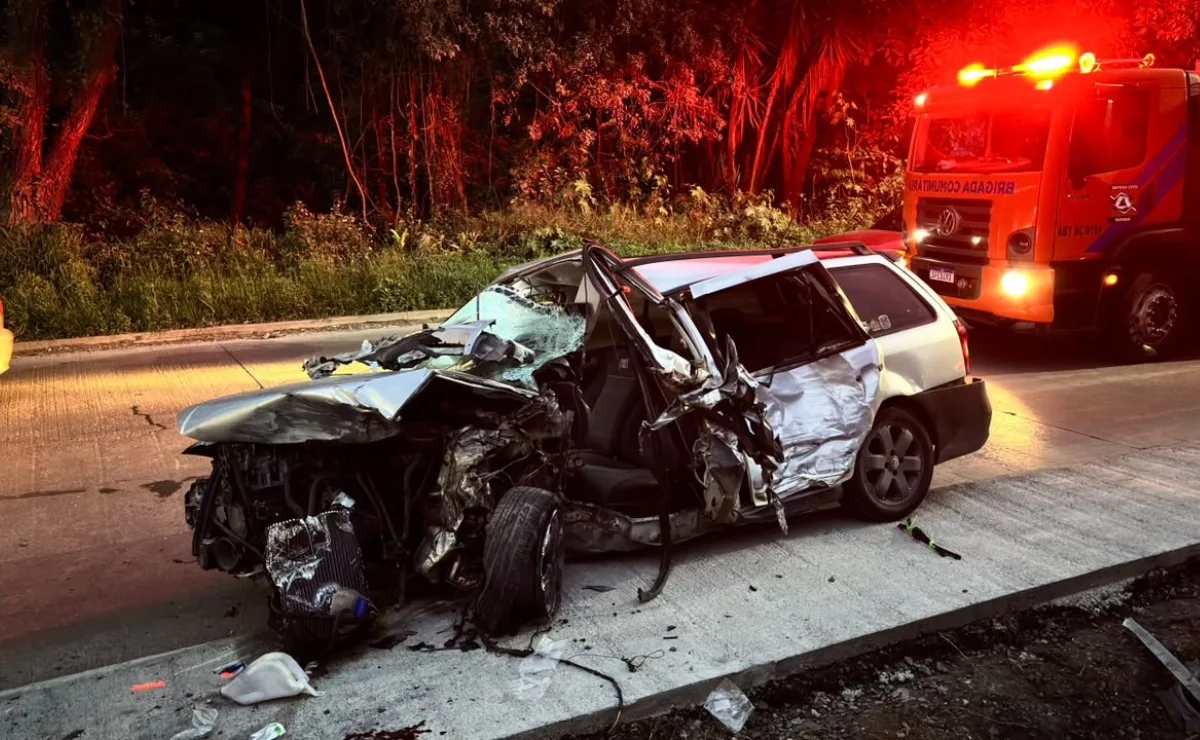 Duas pessoas ficam feridas após carro bater contra caminhão em Itaperuçu