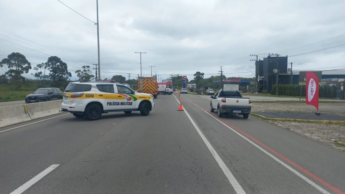 Motociclista morre após bater na traseira de ônibus em rodovia de Florianópolis
