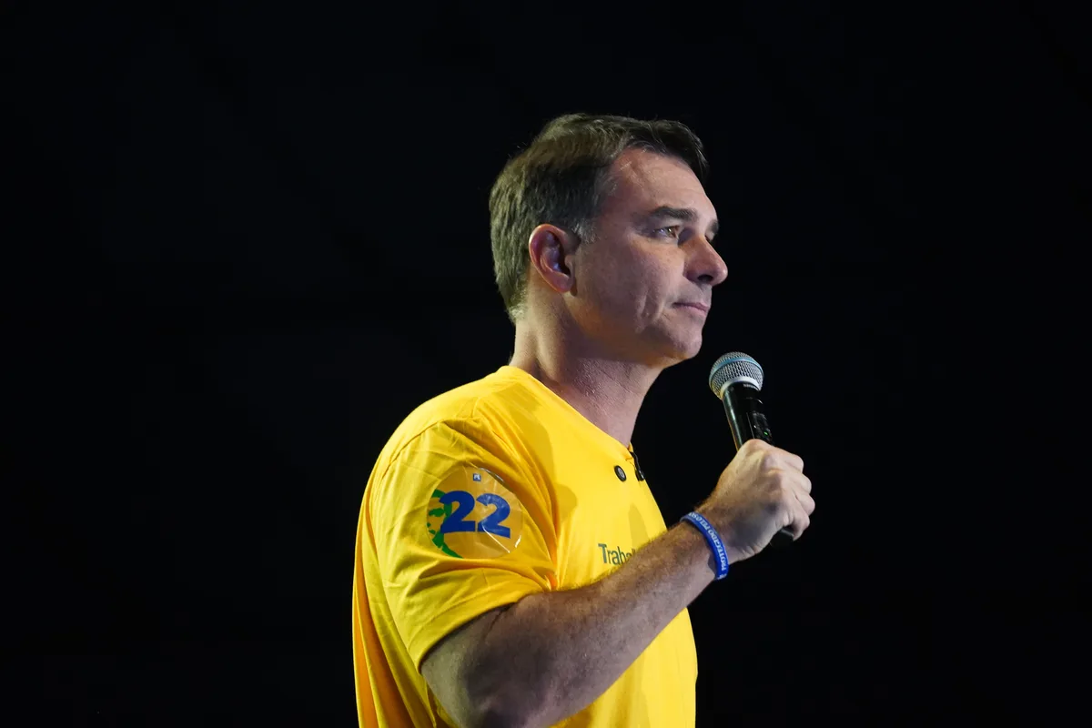 Sites oficiais do Senado e da Alerj registram pós-graduação que Flávio Bolsonaro não fez