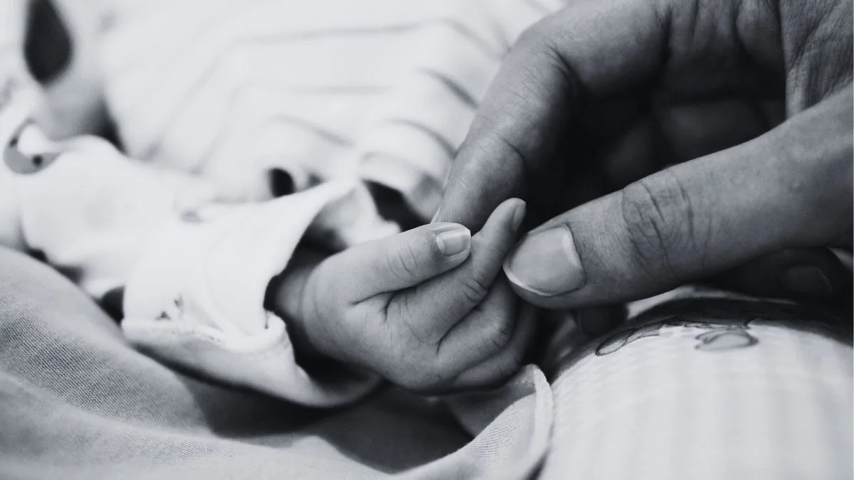 Casal leva bebê de 4 meses morto à UPA, deixa filho de 4 anos trancado no carro por horas e é preso por abandono de incapaz em SC