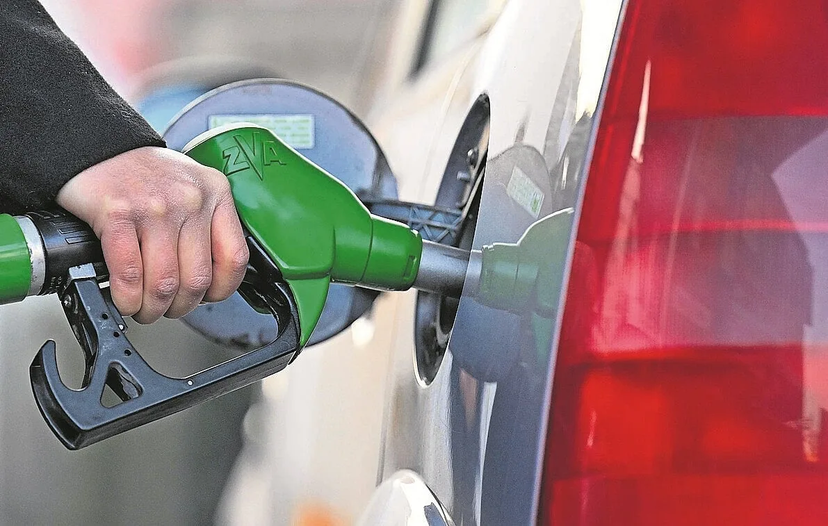 Gasolina sobe cinco cêntimos e aproxima-se do preço do gasóleo que cai um cêntimo na segunda-feira