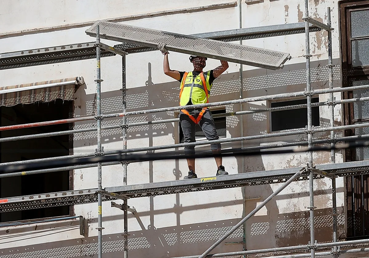 Faltan 100.000 trabajadores para construir las viviendas que se necesitan en Andalucía