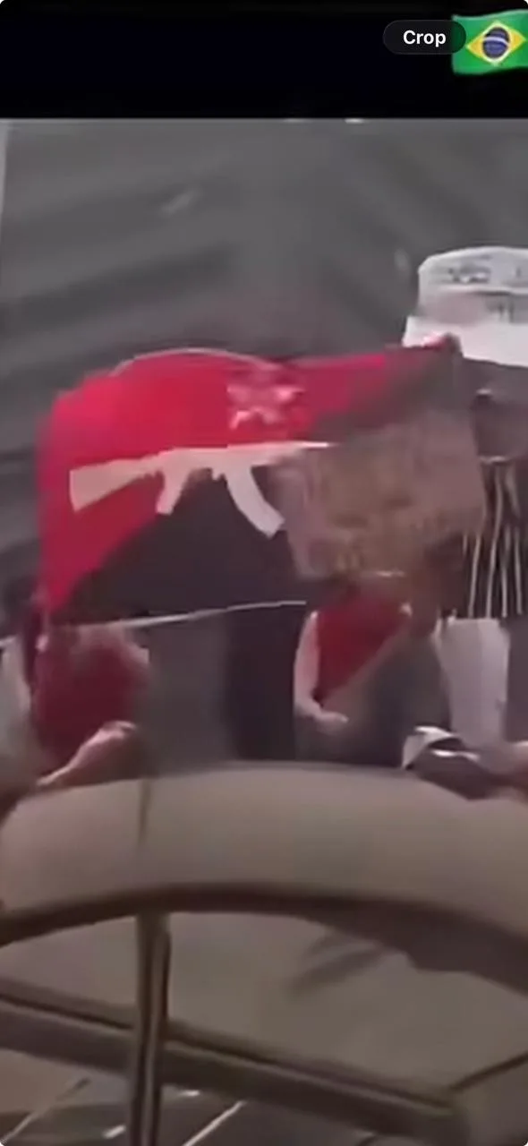 Bandeira com fuzil em manifestação do PT viraliza nas redes