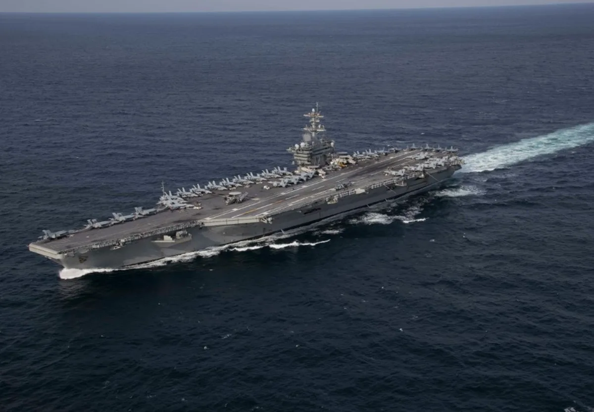 USS Lincoln: há 250 dias no mar, porta-aviões dos EUA passa por crise