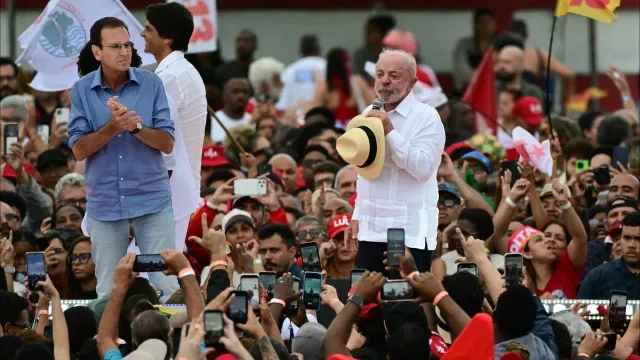 Lula e Flávio Bolsonaro realizam comícios simultâneos no Rio de Janeiro