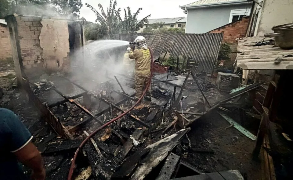 Casa de madeira é destruída por incêndio e família perde tudo no Alto Boqueirão: “Só estamos com a roupa do corpo”, diz morador
