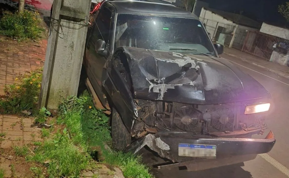 Bateu e correu! Caminhonete atinge comércio em Cascavel, arrebenta portão e motorista foge deixando chave na ignição