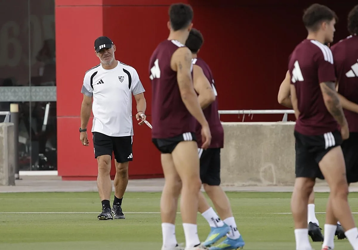 La elección que García Plaza tendrá que tomar para la defensa del Sevilla FC ante el Atlético de Madrid