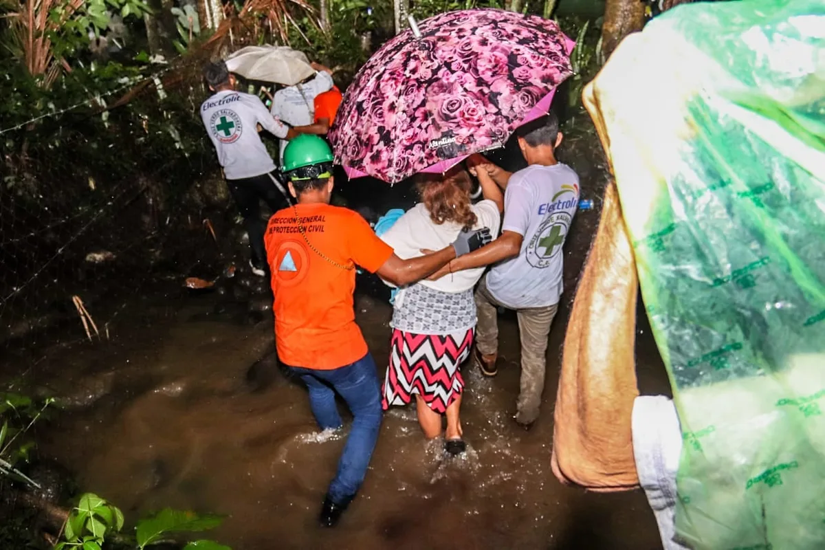 Las lluvias dejan unas 450 emergencias en El Salvador por inundaciones, deslizamientos y árboles caídos