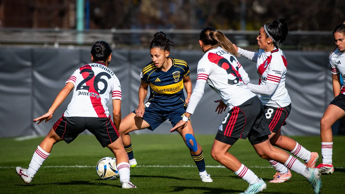 Una informe internacional reveló las brechas salariales y el costo psicológico detrás del crecimiento del fútbol femenino
