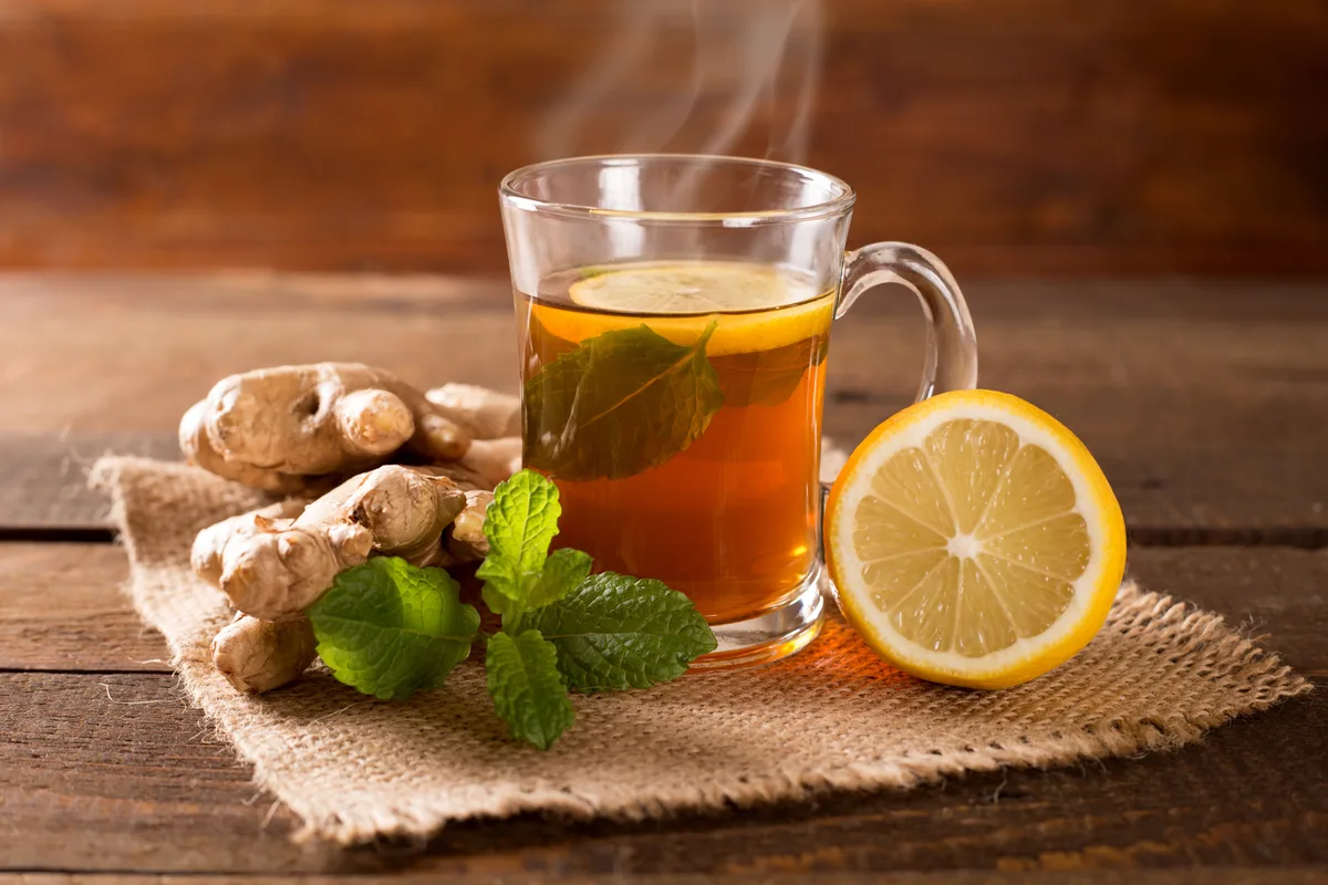 Infusiones en ayunas: cuál es la mejor opción para desinflamar el abdomen de forma natural y mejorar la digestión, según la ciencia