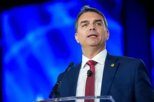 Flávio Bolsonaro propõe tirar do STF julgamento criminal de deputados e senadores