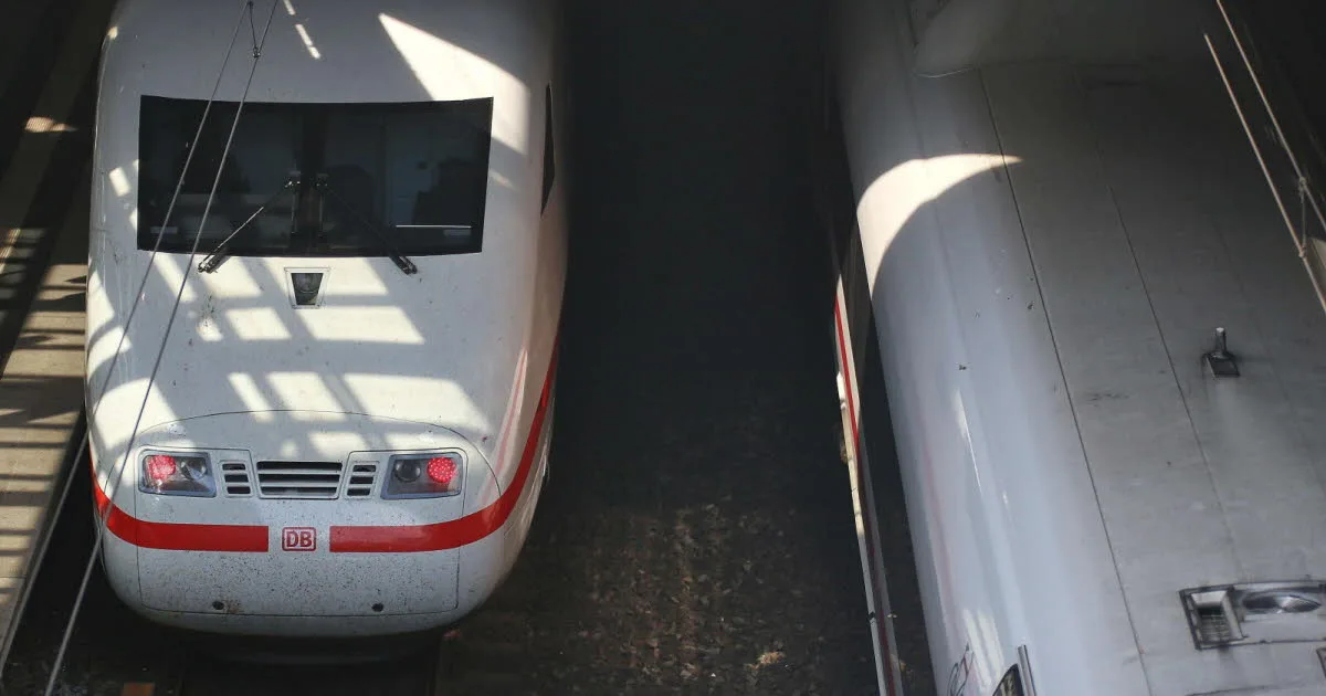 Allemagne. Elle descend du train pour une cigarette, il repart sans elle avec ses deux enfants à bord