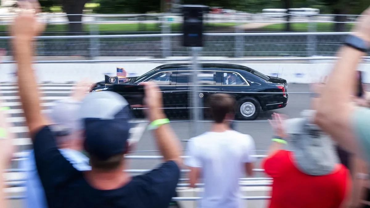 250-Jahr-Feiern: Trump dreht Ehrenrunde im „Beast“ bei Autorennen in Washington
