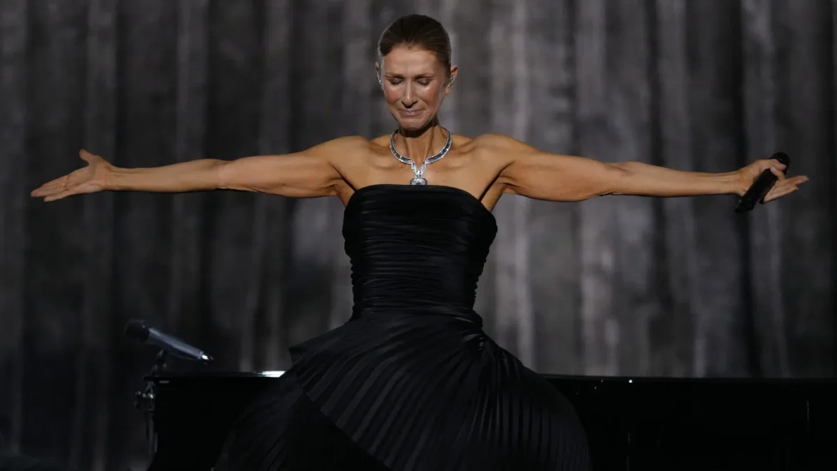 Susto en París: Celine Dion se cae en pleno concierto