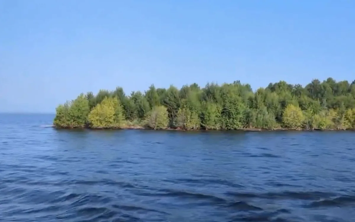 Une île couverte d’arbres apparaît puis disparaît au Canada : que s’est-il passé sur ce lac ?