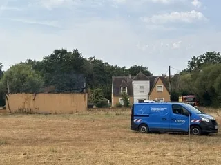 « J’ai jamais entendu une explosion pareille » : la foudre tombe à proximité d’une maison, le garage s’embrase en Sarthe