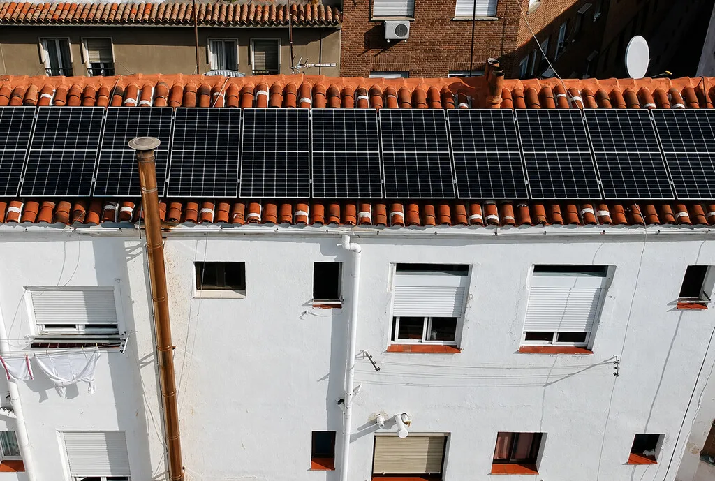 A España le sobra sol: bate récords de energía solar mientras tira una buena parte a la basura
