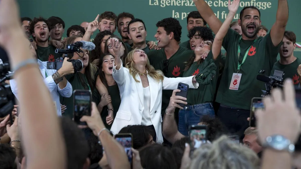 Meloni propone limitar los alumnos extranjeros por clase y prohibir el velo integral en la escuela