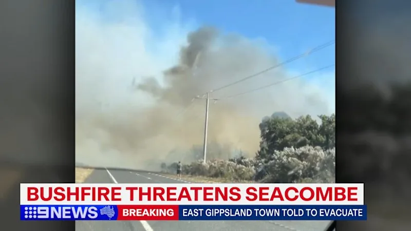 Bushfire threatens Victorian town