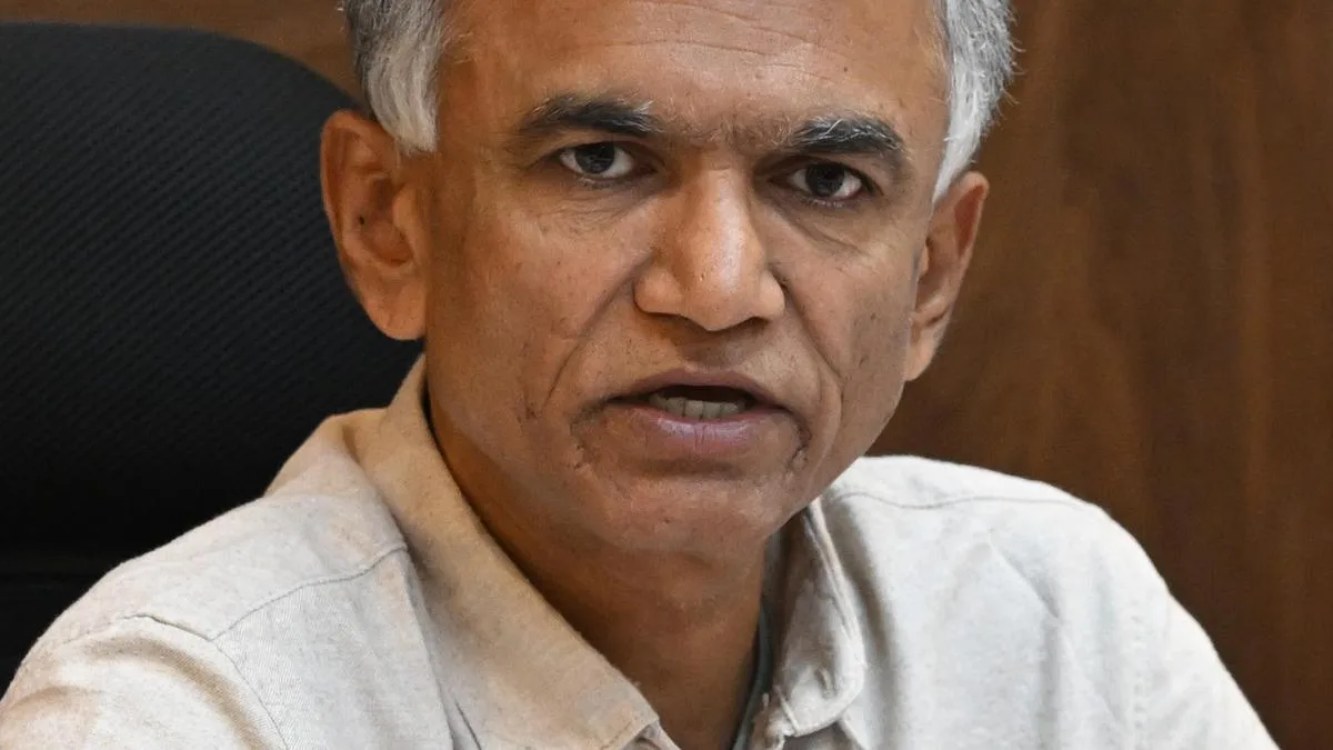 Krishna Byre Gowda sets October 31 deadline for replacement of streetlights