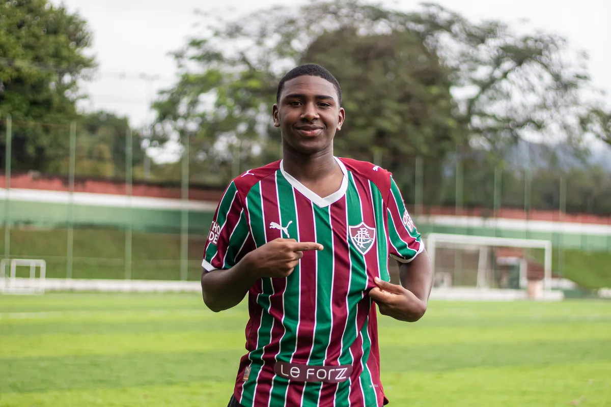 Fluminense assina primeiro contrato profissional com Ryan, joia do sub-16, e fixa multa de R$ 358 milhões