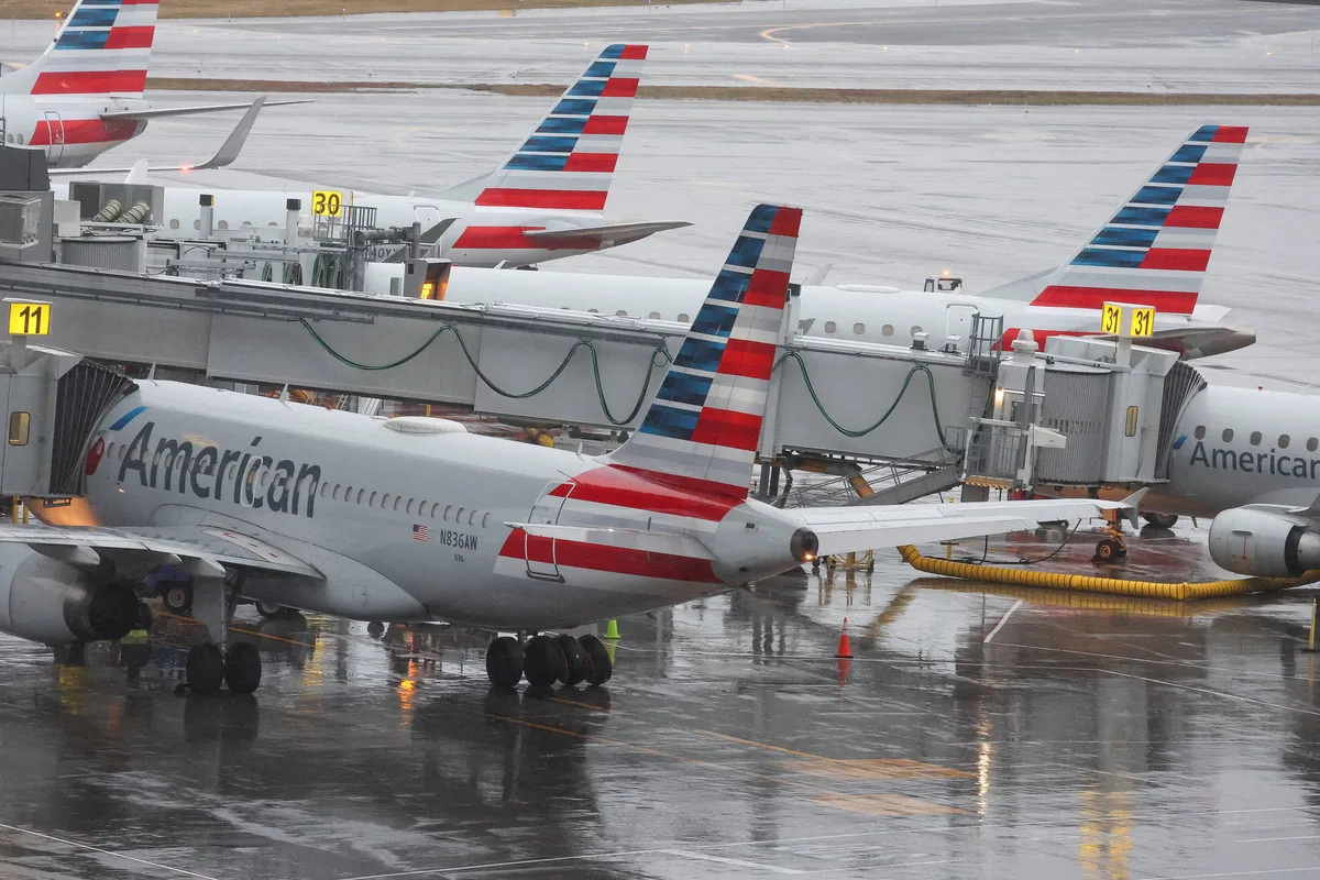 American Airlines reorganiza alta liderança enquanto CEO é pressionado para reduzir distância de rivais