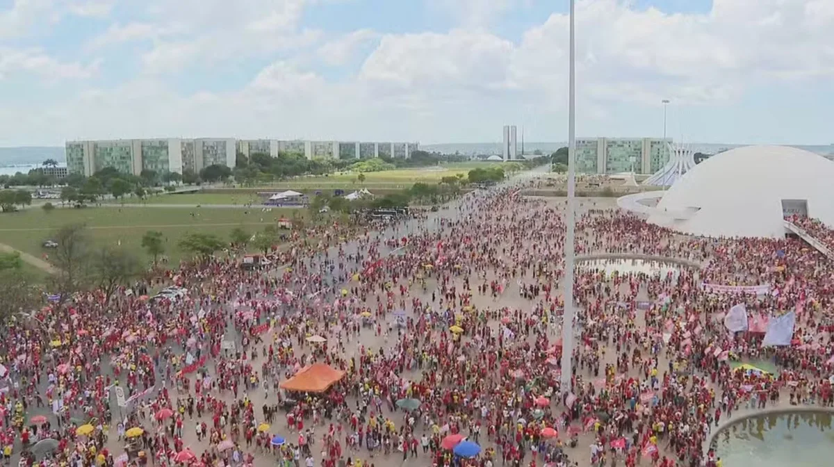 Apoiadores de Lula se reúnem em Brasília em apoio ao presidente