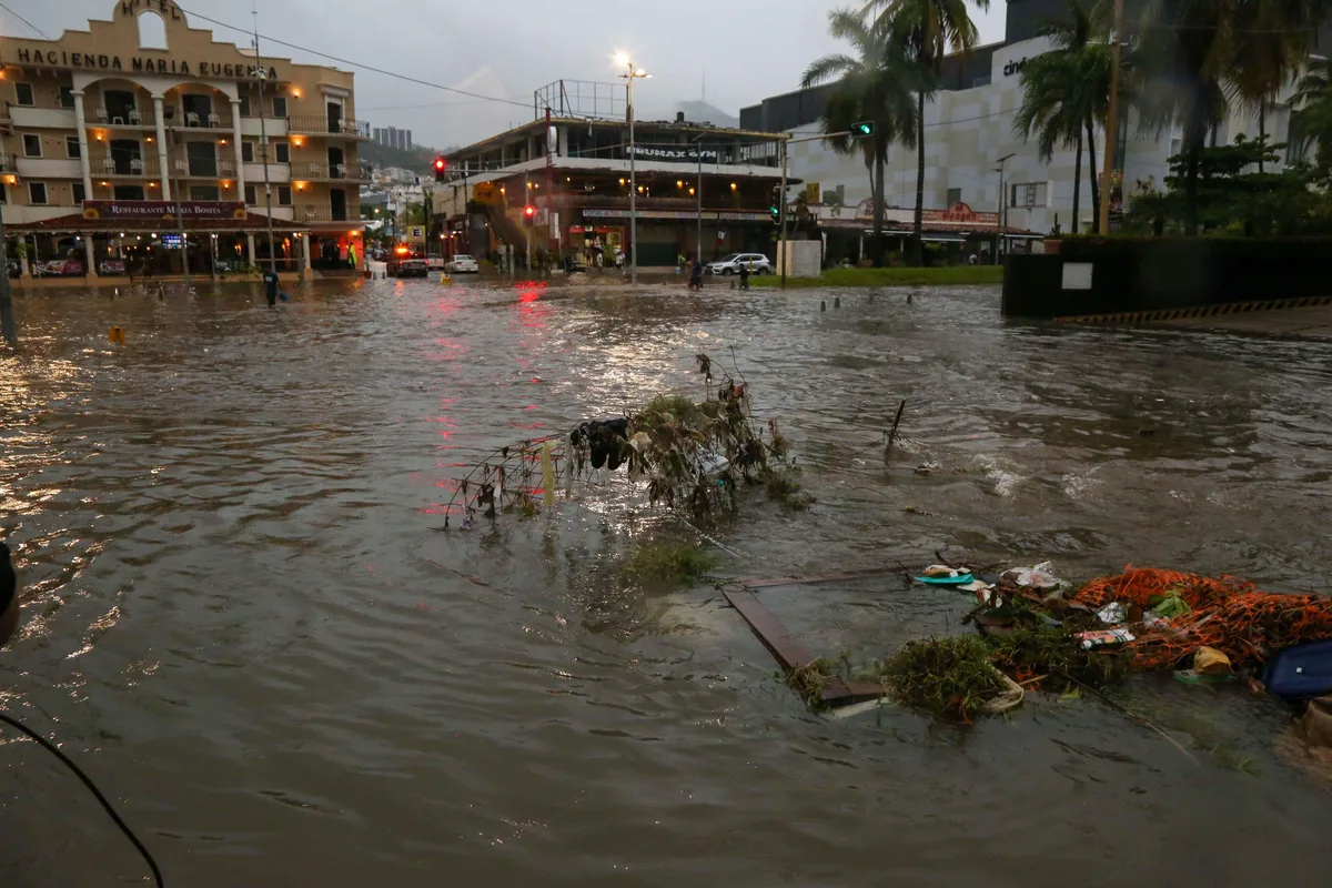 Prevén oleaje de más de ocho metros en Jalisco y Colima por posible impacto del huracán ‘Simón’