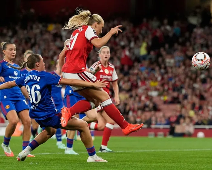 Holmberg rescues point for Arsenal but Manchester United off the mark