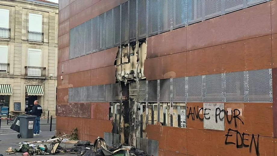 La façade du commissariat des Capucins incendiée à Bordeaux en marge de la manifestation des lycéens