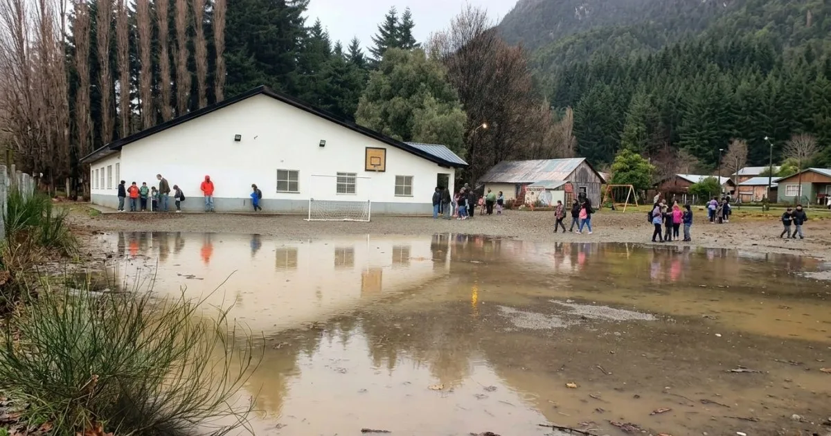 En Bariloche, la escuela 129 reclama un espacio de usos múltiples: «están apiñados en los pasillos»