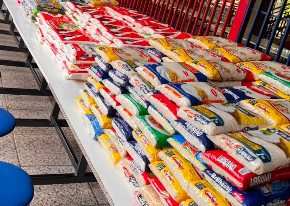 Mais de 100 famílias recebem alimentos arrecadados em aulões beneficentes