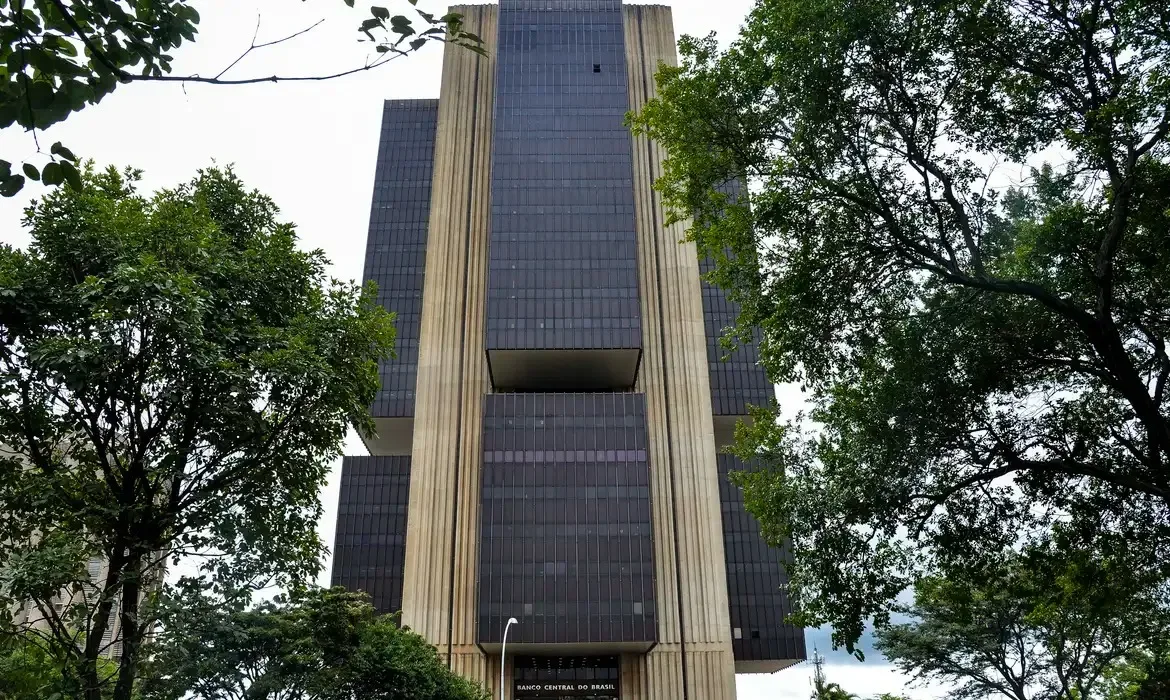 Brasil reduz juros, enquanto banco central dos EUA anuncia alta