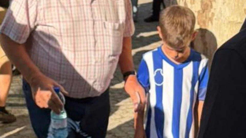 Jovem adepto teve de vestir camisola do avesso e FC Porto deixou mensagem