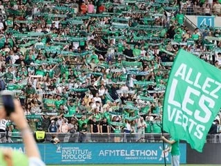 Ligue 2. Saint-Étienne renoue avec la victoire et conserve la tête du championnat