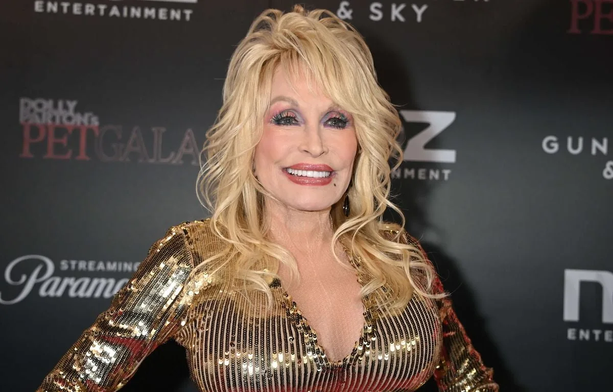 Mick Jagger, Julia Roberts, Trump, Clinton, Bezos… Les Etats-Unis rendent hommage à la star Dolly Parton